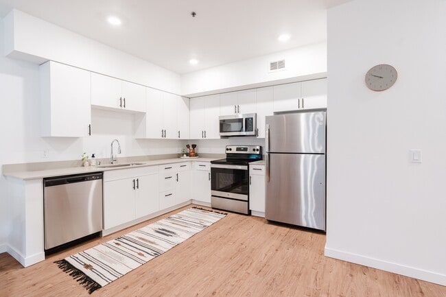 Kitchen | 3-Bedroom - South Ridge Apartments