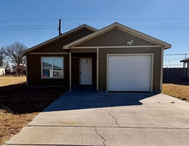 Building Photo - Newer Build 3/2/1 on Quiet Street!