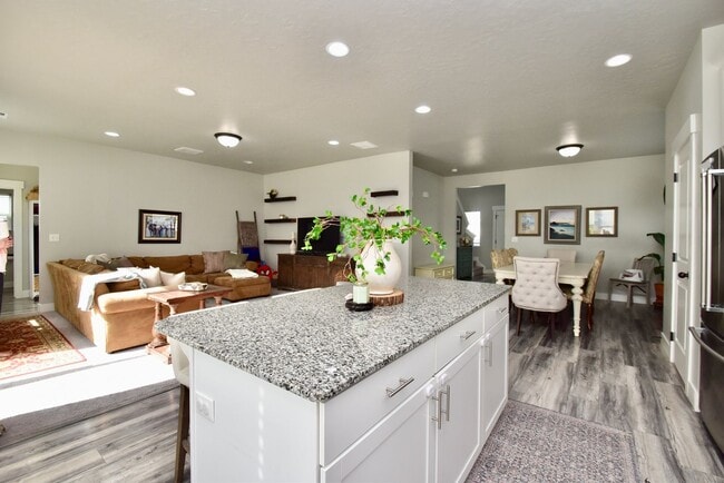 Photo - Spacious 5 Bed in Herriman Home in Prime Location!