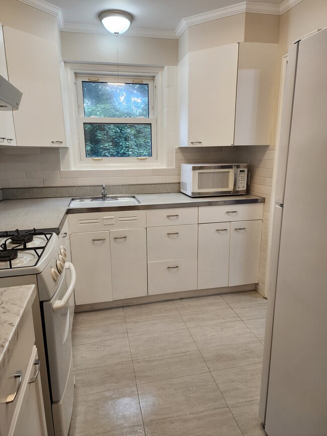 Building Photo - 49 Howard Ave Unit Right side