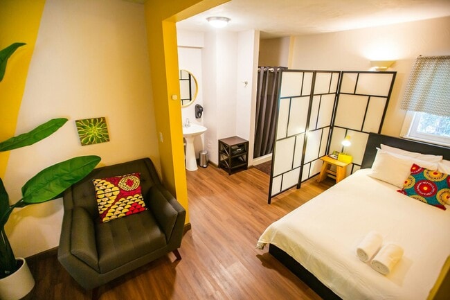 Building Photo - 706 E Stuart St