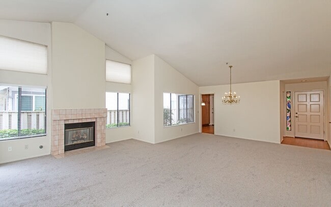 Building Photo - Spacious, Single-Level Home in Shadowridge with Golf Course Views!