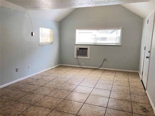 Photo - 724 Putnam Ave