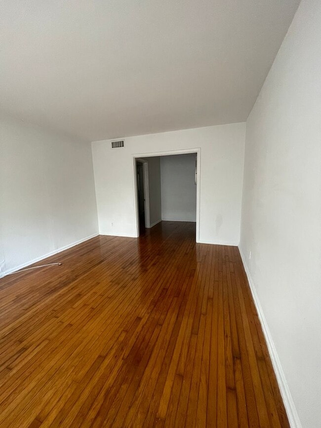 Building Photo - MCD15291           25 Unit 1529 MCDUFF AV E. #1 down