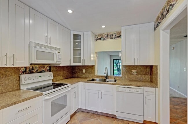 Building Photo - 2910 SW 22nd Cir Unit 21-2D