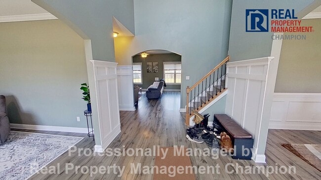 Building Photo - Gorgeous 4 BD/3.5 BA Executive Home w/Spacious Fenced Yard