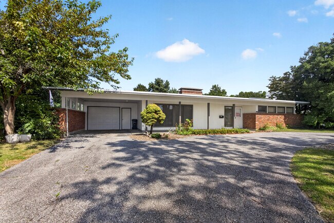 Building Photo - 2205 Country Club Dr