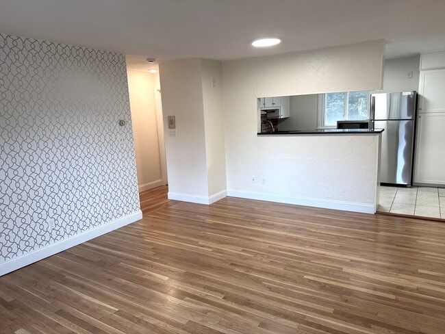 Building Photo - 25 Lionel Ave Unit E