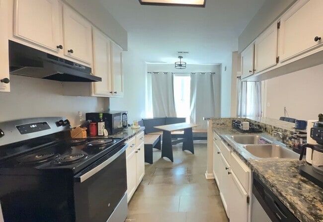 Photo - Beautiful 3BR Townhome in Gated Kings Square Community
