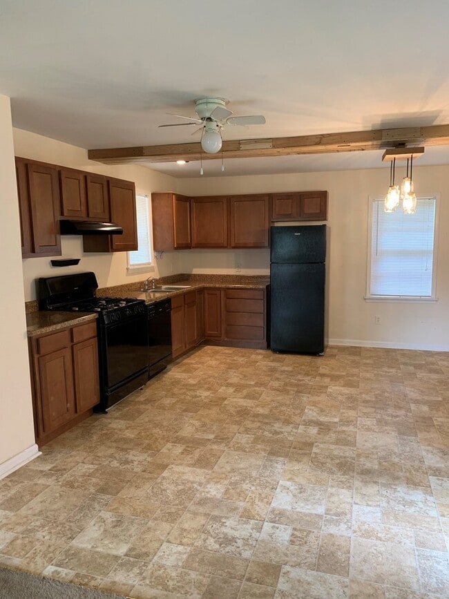 Cute house with a fenced in yard! - Cute house with a fenced in yard!