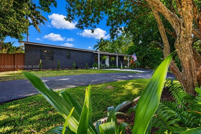 Photo - 300 NW 28th St