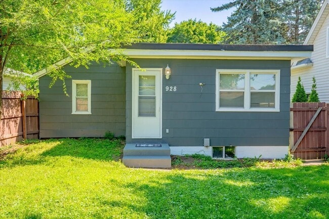 Photo - 928 8th Ave S