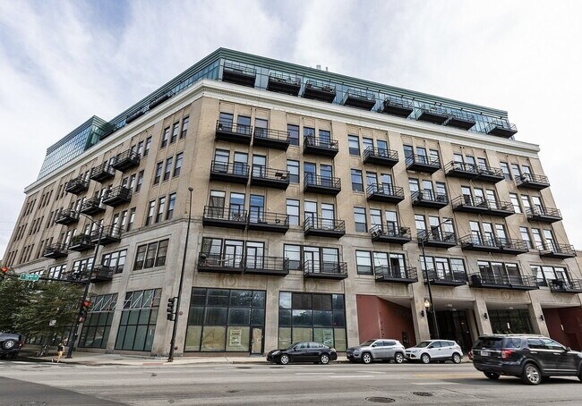 Photo - "Modern 2-Bed, 2-Bath Gem in Chicago's Heart – Fully Equipped for Urban Living!"