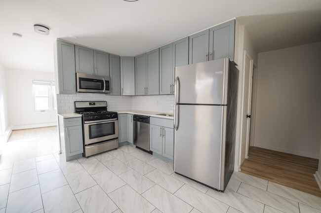 Modern Kitchen - 4882 N Ashland Ave Apartments Unit 3