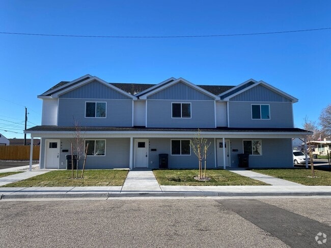Building Photo - New Townhouse with 3 bedrooms / 2.5 bathrooms