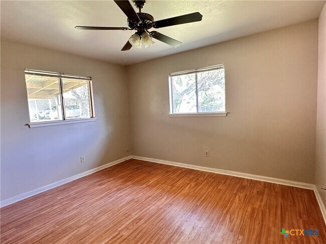 Photo - 1009 Hazelton St