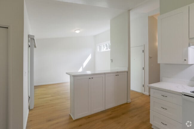 1BR, 1BA Remodeled - 624SF - Kitchen - Six Hundred Park Avenue