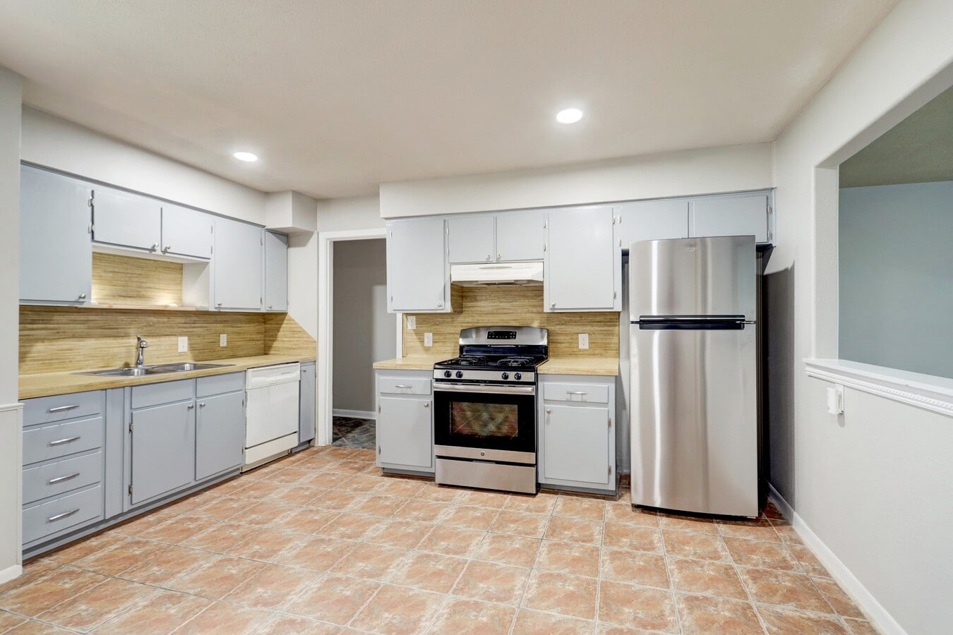 Photo - 2100 Ontario Ave