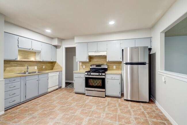 Photo - 2100 Ontario Ave