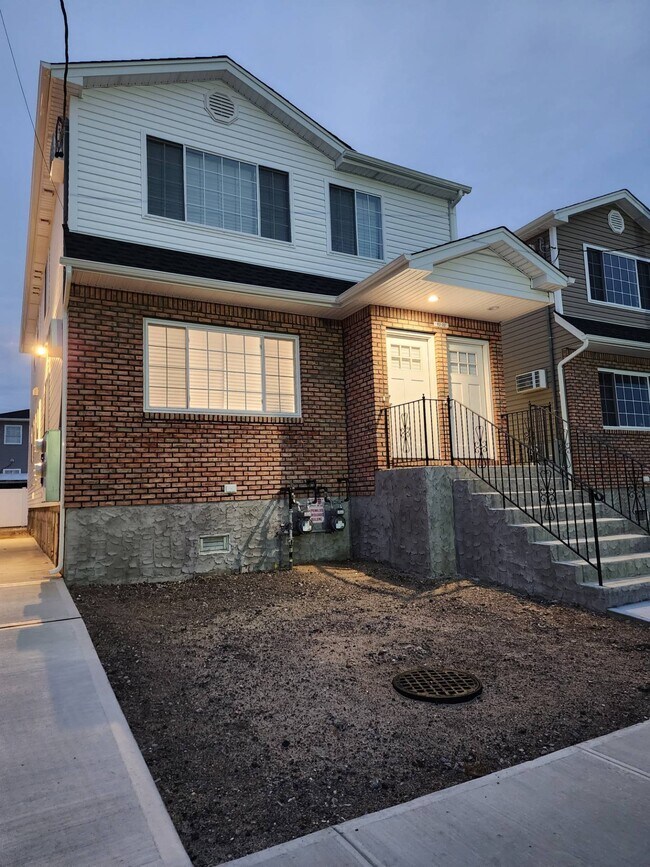 630 Beach 68th St Unit 2 Apartamento Para alquiler en Queens, NY