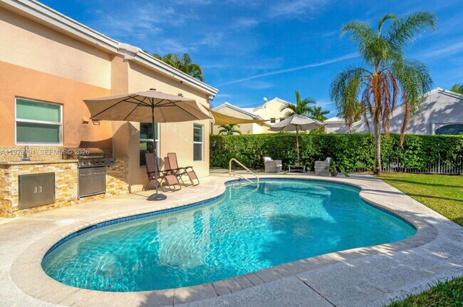 Wilshire Court, Pembroke Pines, FL 33027 - 3 BR 3 BA single-family home