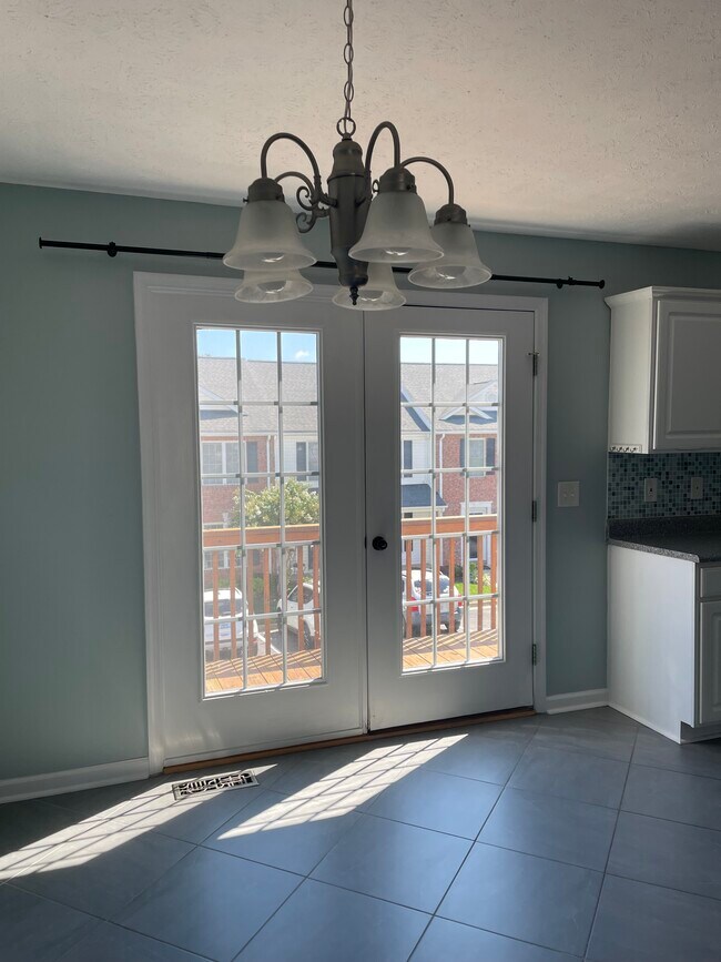 Photo - 696 Wyndhurst Dr