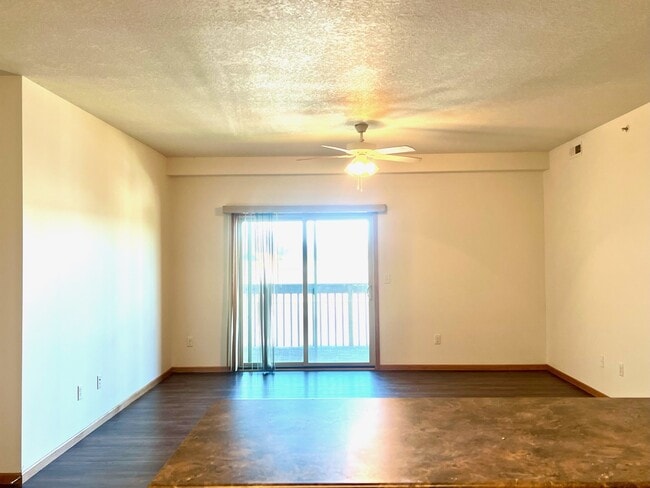 Sala de estar abierta - 130 Oakridge Ave Unidad 7