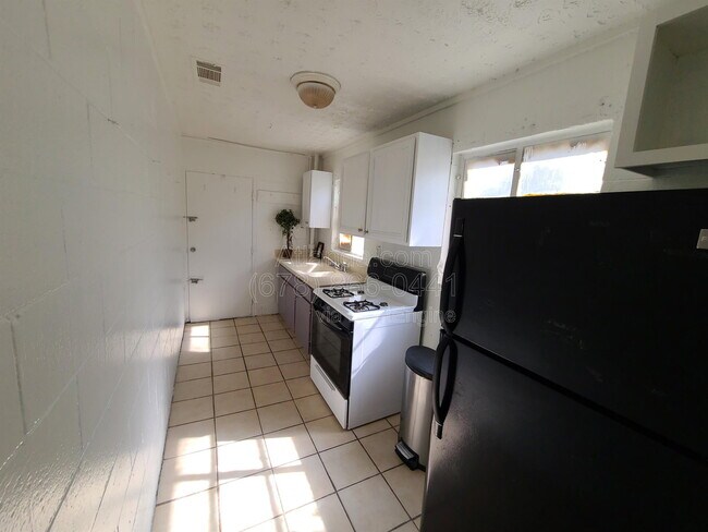 Photo - 1178 Garibaldi St SW