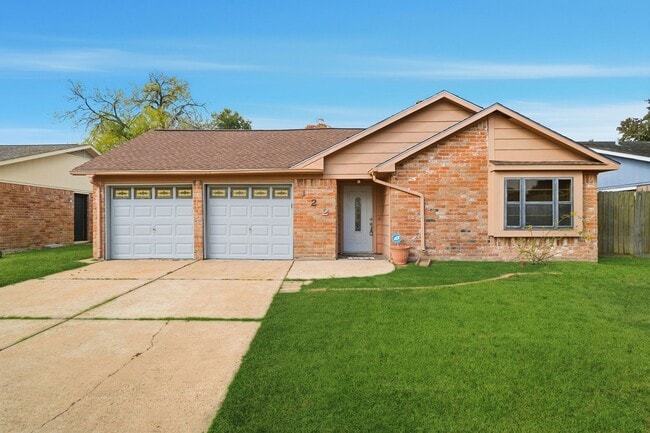 Building Photo - 122 White Cedar St