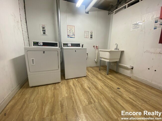 Building Photo - 1375 Commonwealth Ave Unit 9