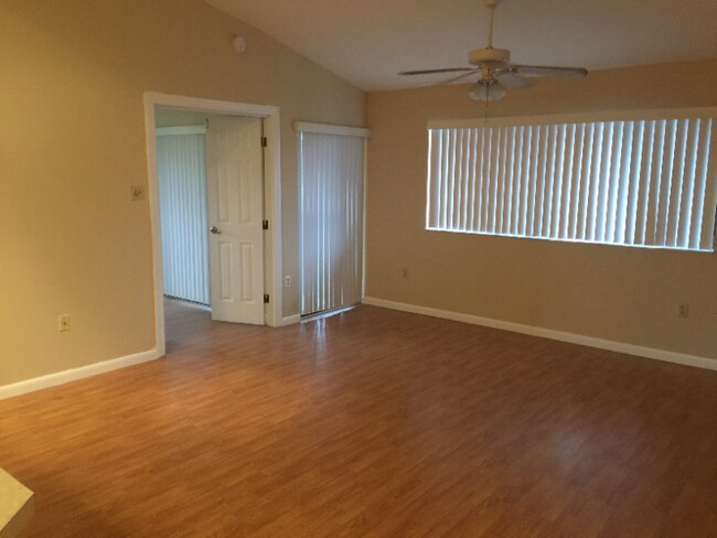 Photo - 2445 SW 18th Terrace Unidad 917