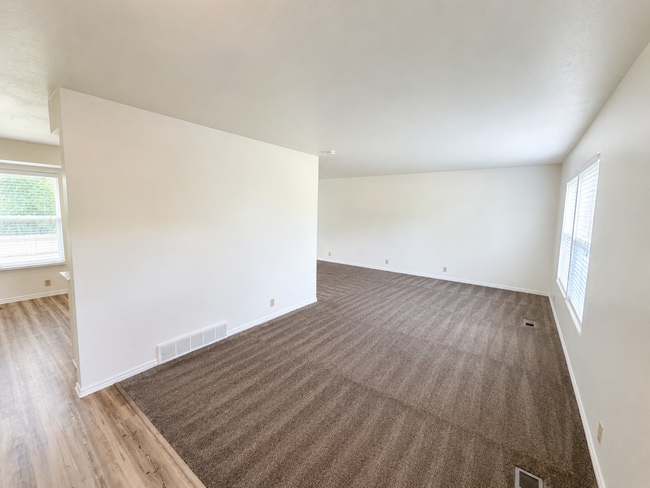 Photo - Spacious 5-Bedroom Sandy Home with Large Fenced Yard