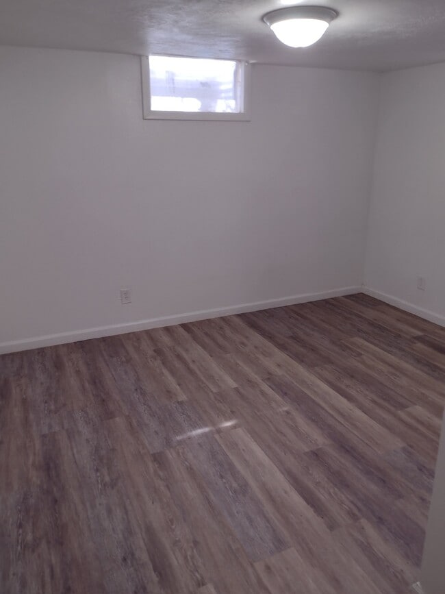 248 E Osbourne St Unidad Basementunit#8