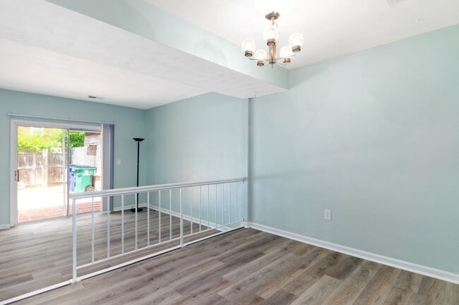 Photo - 3 Bed/2 1/2 Bath Pool Pet Friendly Bus line Parking