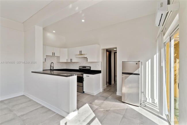 Building Photo - 2204 McKinley St Unit 2