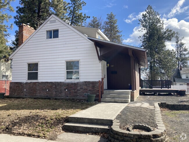 Building Photo - 817 6th St Rental