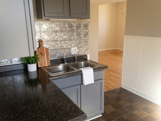 321 Bates Ave Unit 2
