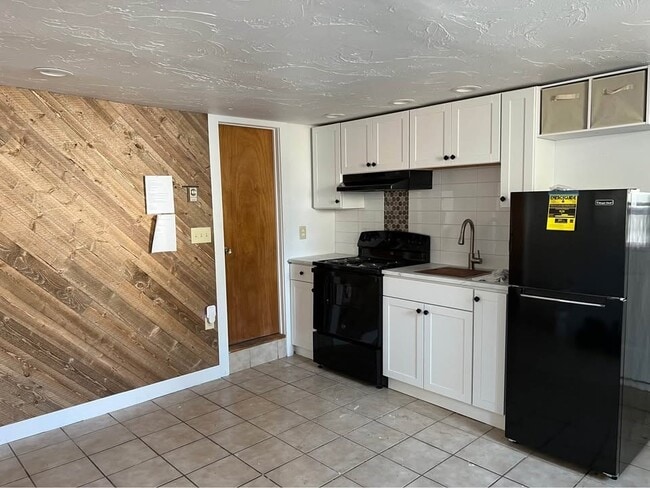 Building Photo - 76 Lowell St Unit B