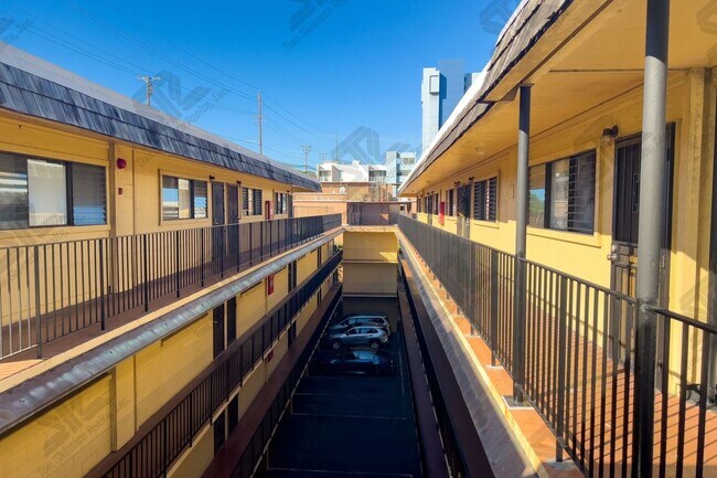 Photo - 2 Bed / 1 Bath Apartment in Salt Lake – Great Location!