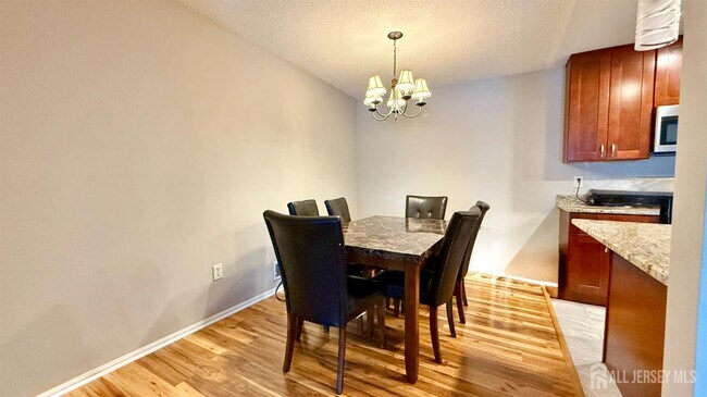Photo - 304 Bromley Pl