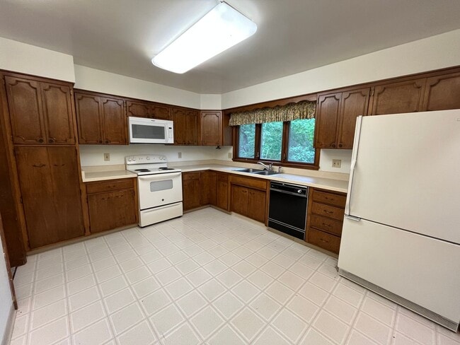 Photo - Lakeside 5 Bedroom 3 Bath Home!