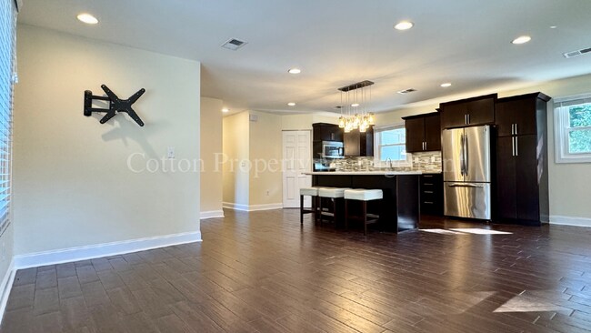 Photo - 366 Lullwater Dr