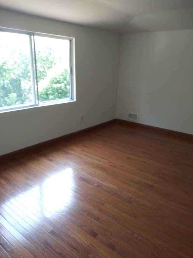 2884 Victory Blvd Unidad Side apt