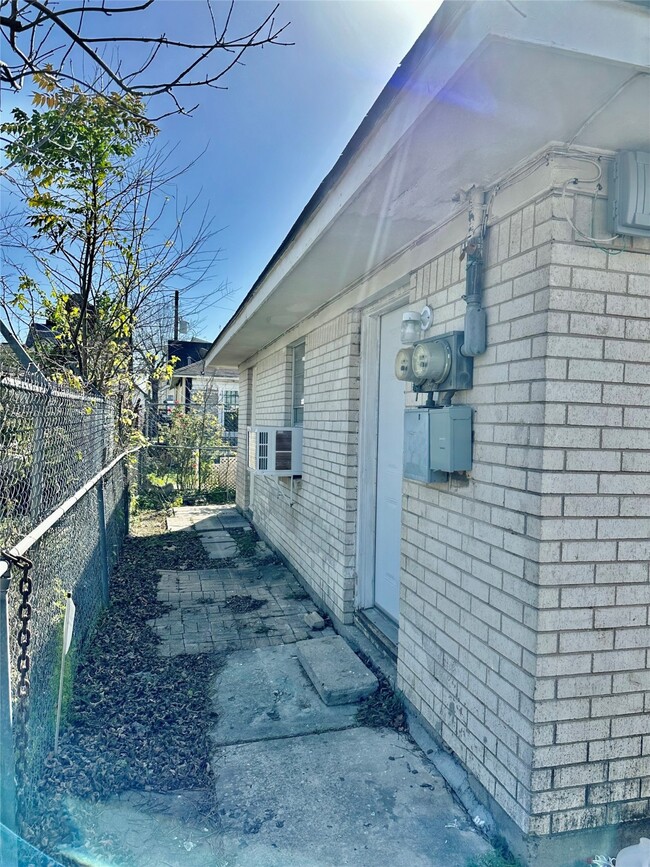 Building Photo - 404 James St Rental