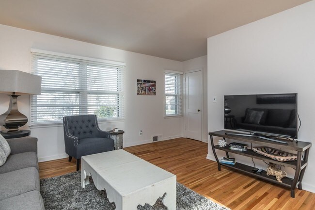 Living Room - 1702 S Phillips Ave Unit 2
