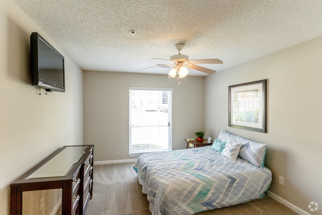 2BR, 1.5 BA - 925 SF