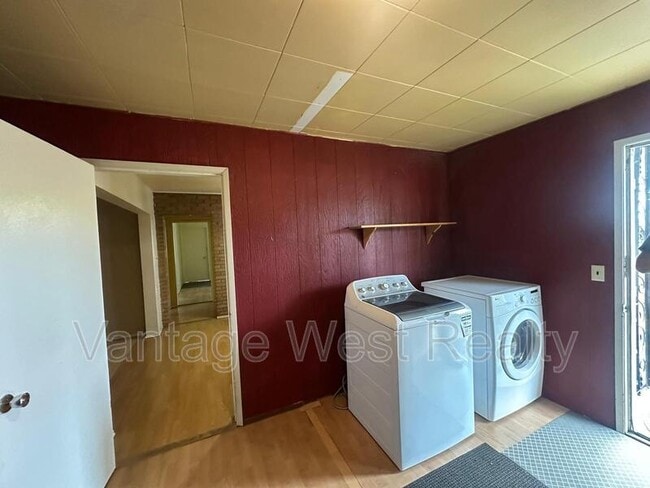 Photo - 400 Dougall Rd N