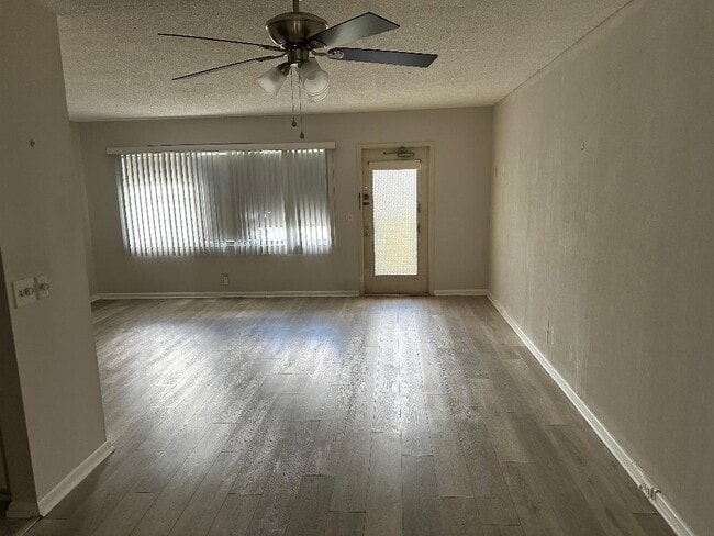 Photo - 562 Fanshaw N Unit 5620