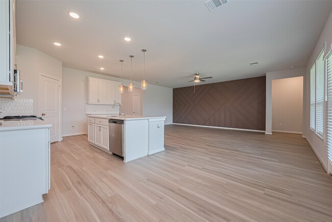 Building Photo - 8439 Oakland Hts Ln Rental