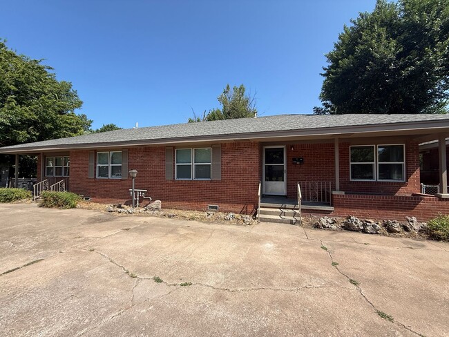 Building Photo - Near the University 2 bedroom Duplex With Private yard